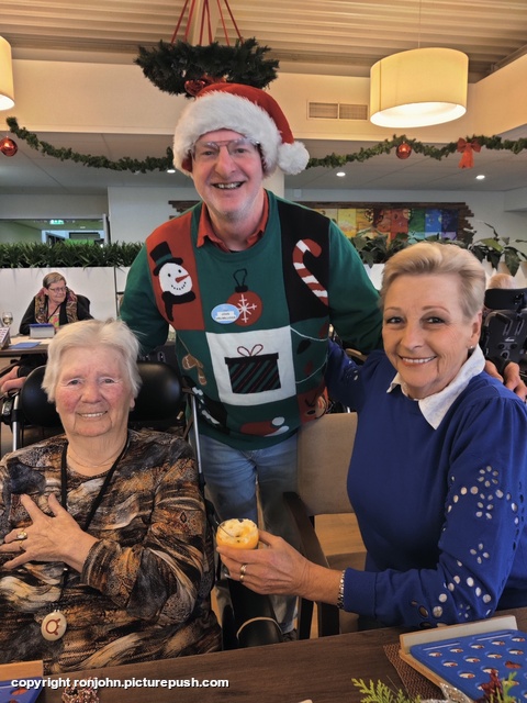 John tijdens de bingo in het Verpleeghuis 11-12-25 Various Outdoors from 2002 to present