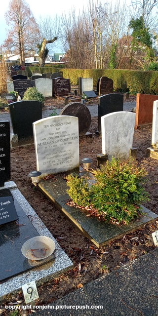 John bij het graf 31-12-25 2 R.I.P. Father 1915-1992 & Mother 1921-2012