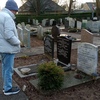John bij het graf 31-12-25 1 - R.I.P