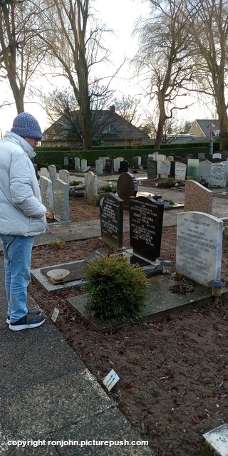 John bij het graf 31-12-25 1 R.I.P. Father 1915-1992 & Mother 1921-2012