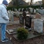 John bij het graf 31-12-25 1 - R.I.P. Father 1915-1992 & Mother 1921-2012