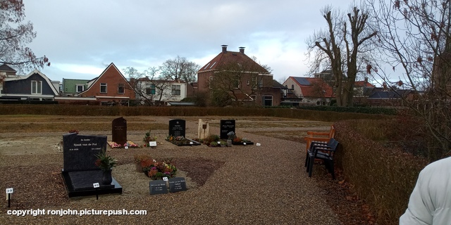 Begraafplaats 31-12-25 3 R.I.P. Father 1915-1992 & Mother 1921-2012