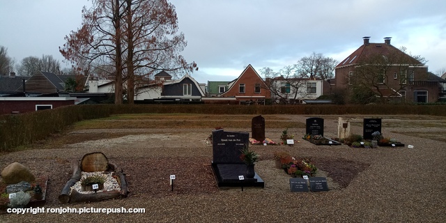 Begraafplaats 31-12-25 2 R.I.P. Father 1915-1992 & Mother 1921-2012