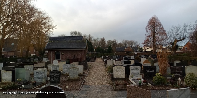 Begraafplaats 31-12-25 1 R.I.P. Father 1915-1992 & Mother 1921-2012