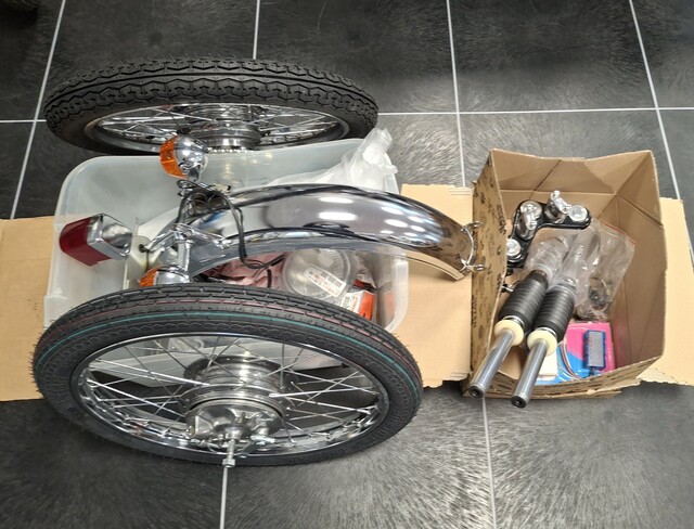 20251231 144019 1972 FS1 5-speed Mandarin Orange