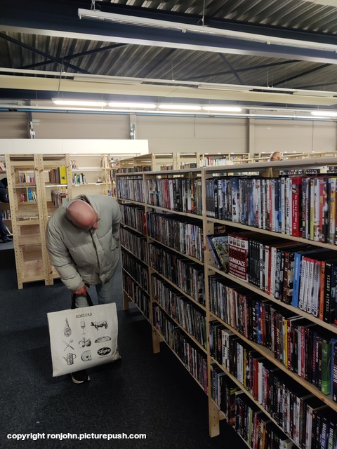 John muziek-dvd's Kringloopwinkel 11-02-26 2 Various Outdoors from 2002 to present