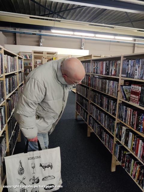 John muziek-dvd's Kringloopwinkel 11-02-26 1 Various Outdoors from 2002 to present