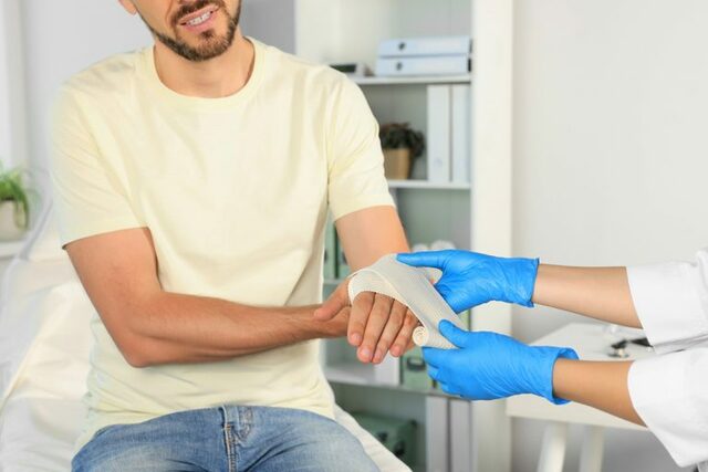 patient-receiving-medical-treatment-urgent-care-op NextGen Primary Care Clinica Hispana Walkin Clinic & Urgent Care