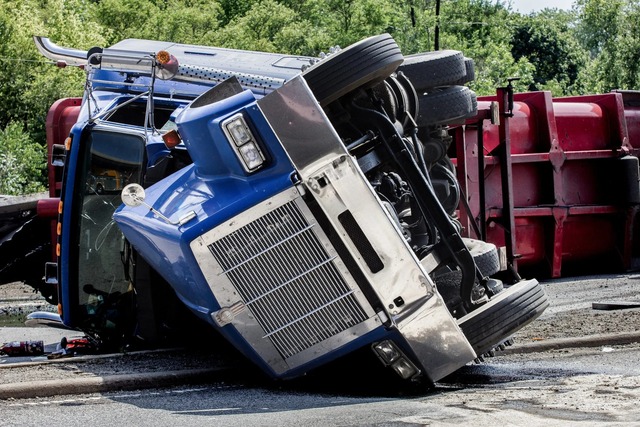 imgi 18 iStock-1970475558-scaled Dolt, Thompson, Shepherd, Conway & Stanton PSC | Kentucky Trucking Accidents