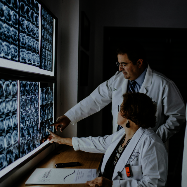 imgi 24 doctors-looking-mri-scans Dolt, Thompson, Shepherd, Conway & Stanton PSC | Kentucky Trucking Accidents