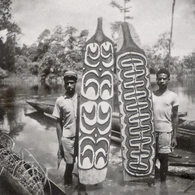 20216 Serie BIV-2364 Schilden aangetroffen door pa etnografica