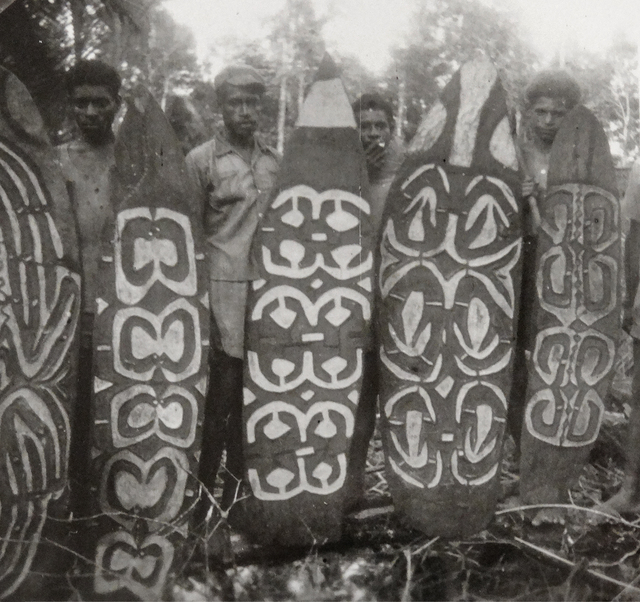 20216 Serie BIV-2369 Schilden aangetroffen door P  etnografica