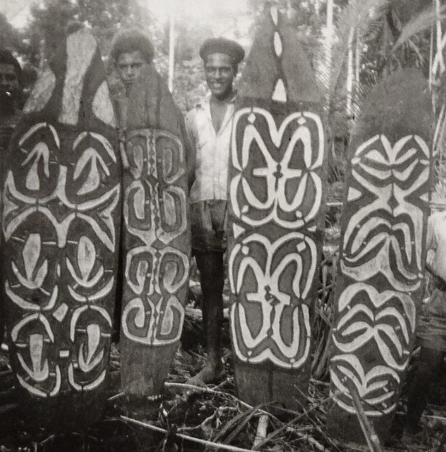 20216 Serie BIV-2371 Schilden aangetroffen door pa etnografica