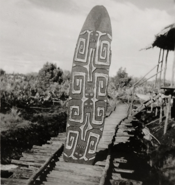 20217 Serie BV-2568 Tjitak schild Asmat 1954 etnografica