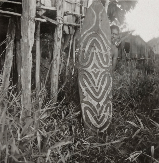 20217 serie BV-2706 Opname van schild in Isaqa Tji etnografica