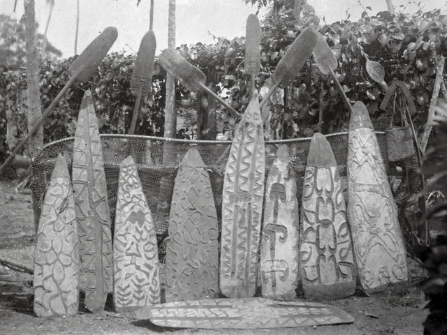 10210 Doos 3  - Asmat schilden pater Viegen 3 etnografica