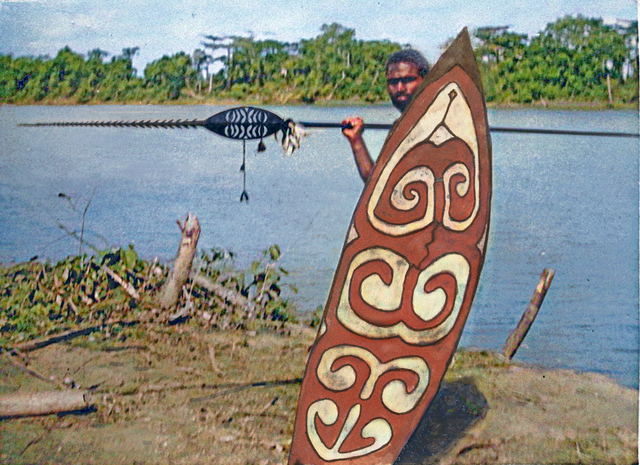 DSC08123b 20161-27 (ingekleurd) Man van Wangaimoqo etnografica