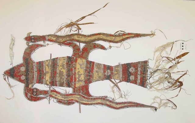 TM-526-2 Jachtembleem gedragen door demafigurant etnografica