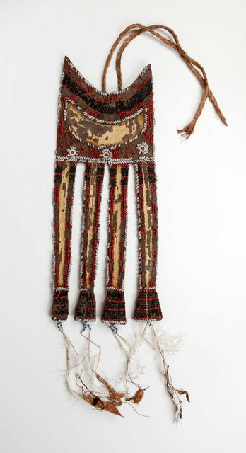 TM-526-8a  voorschild gedragen door een ooievaarde etnografica