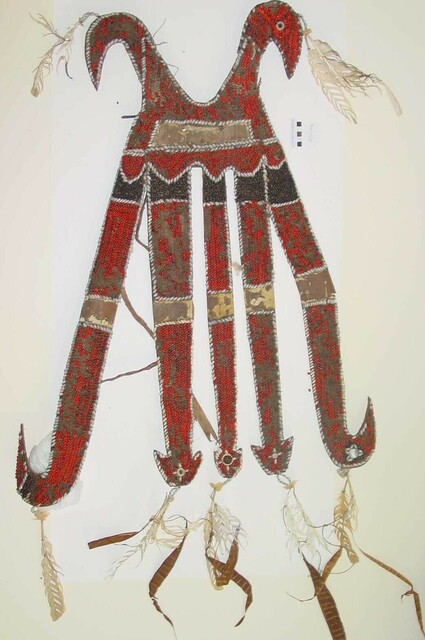 TM-526-14a Voorschild gedragen door een slangendem etnografica