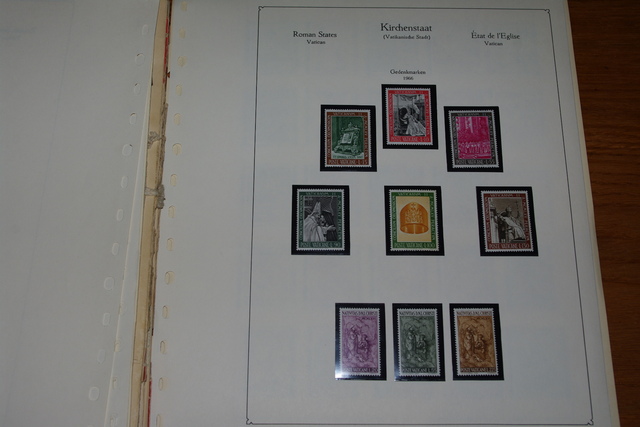 IMGP0284 Deze 4 albumai plius Vatikanas