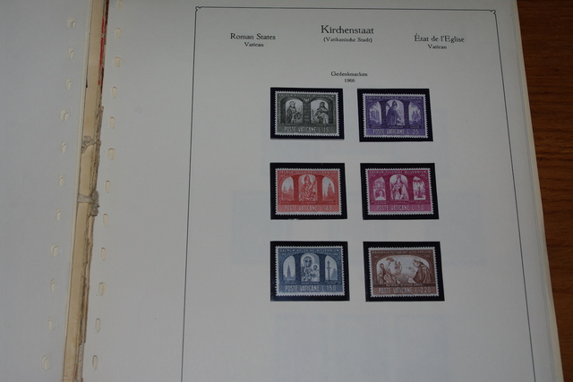 IMGP0285 Deze 4 albumai plius Vatikanas