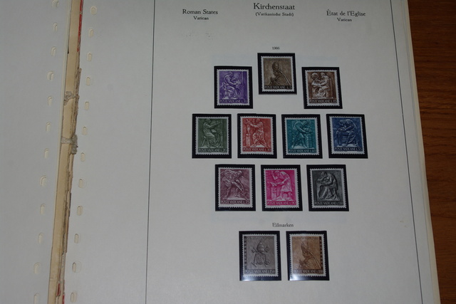 IMGP0286 Deze 4 albumai plius Vatikanas