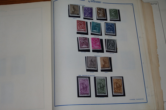 IMGP0298 Deze 4 albumai plius Vatikanas