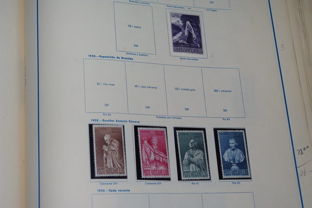 IMGP0306 Deze 4 albumai plius Vatikanas