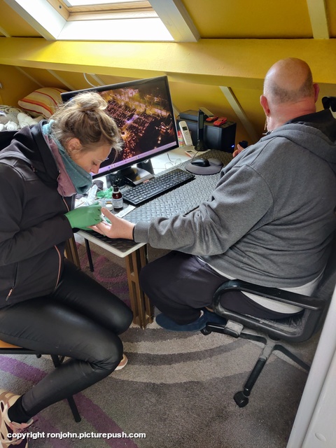 Ron weer spuit in beide handen 31-03-26 1 Home 2021 & 2022 & 2023 & 2024 & 2025