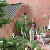 John met plumo 2 - In de tuin 2001