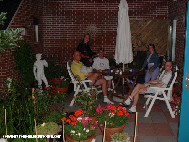 Ron, Inge, Remko, Katinka, John In de tuin 2001