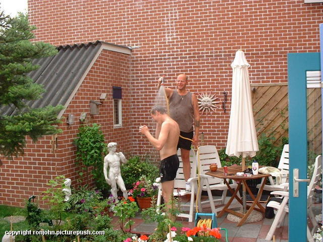 Wouter en Ron met buitendouche 01 In de tuin 2001