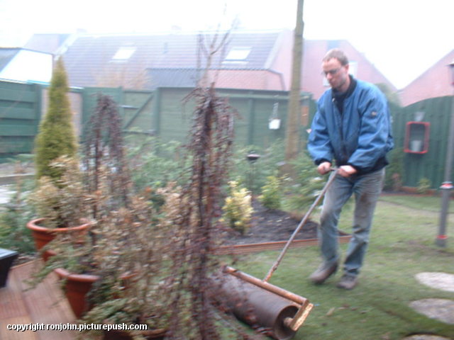 Tuinaanleg restant gazon 07-03-03 12 In de tuin 2004