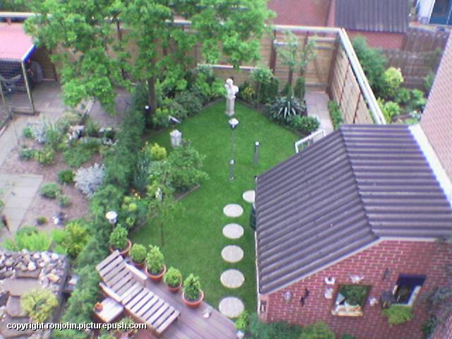 Antenne weghalen 12-05-04 - 02 In de tuin 2004