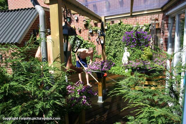 Terras schoonmaken 18-06-05 01 In de tuin 2005