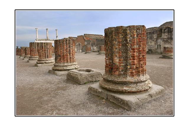 Pompeii columns Italy photos