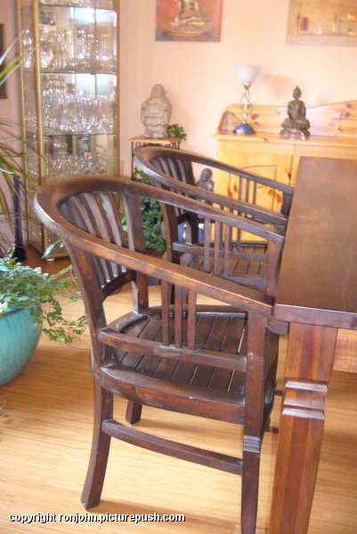 Tafel en stoelen 15-10-06 02 In huis 2006