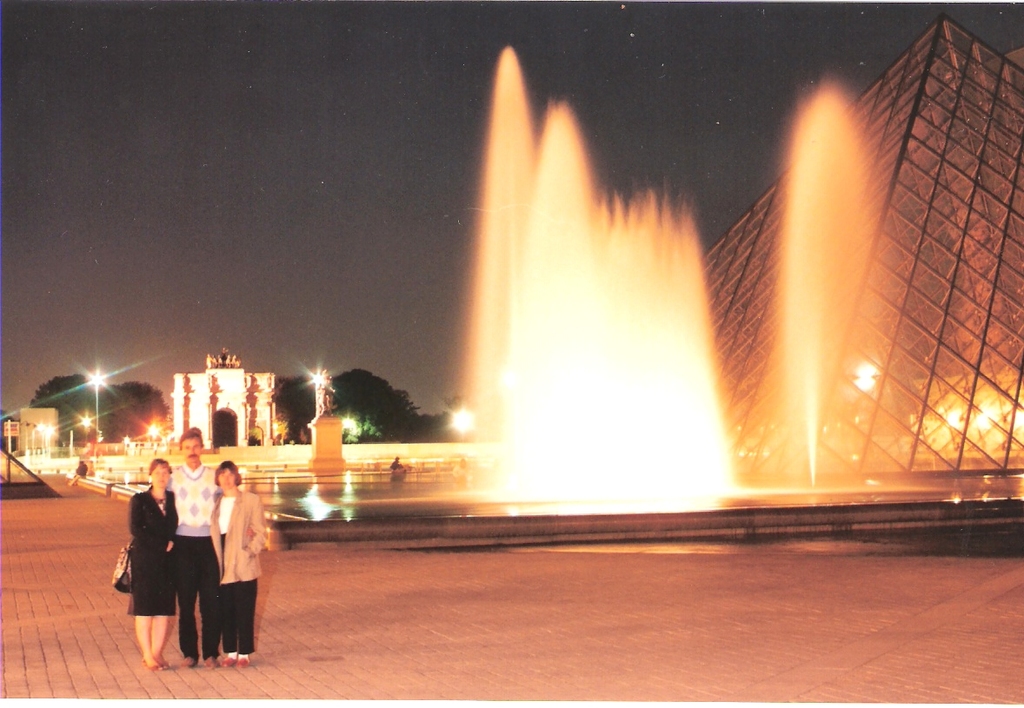 Parigi piramide Louvre 5.9.1990 - 