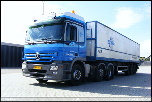4-07-09 17-0709 161-border diverse trucks in Zeeland