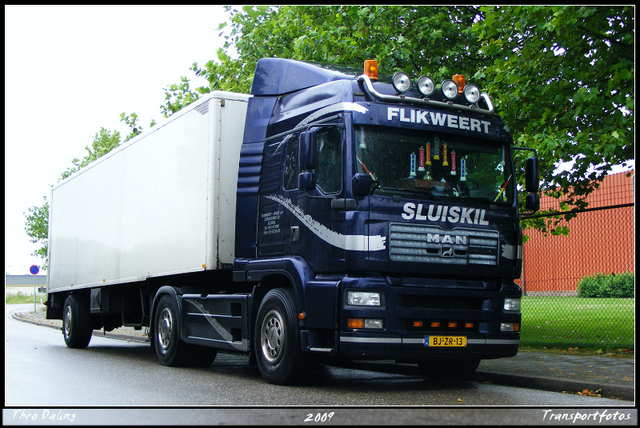 4-07-09 17-0709 1083-border diverse trucks in Zeeland