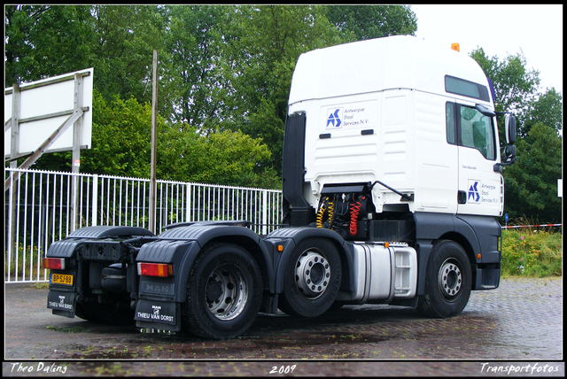 4-07-09 17-0709 1097-border diverse trucks in Zeeland