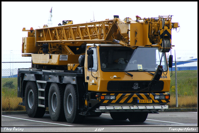 4-07-09 17-0709 1124-border diverse trucks in Zeeland