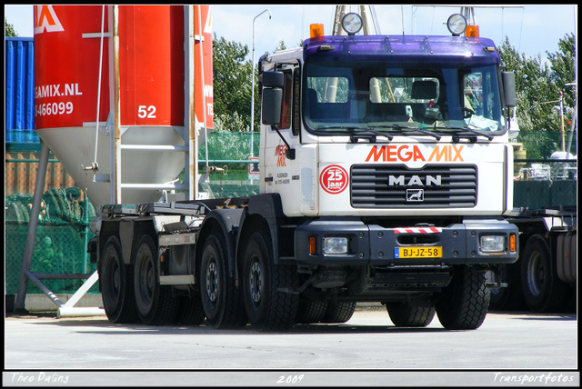 4-07-09 17-0709 1206-border diverse trucks in Zeeland