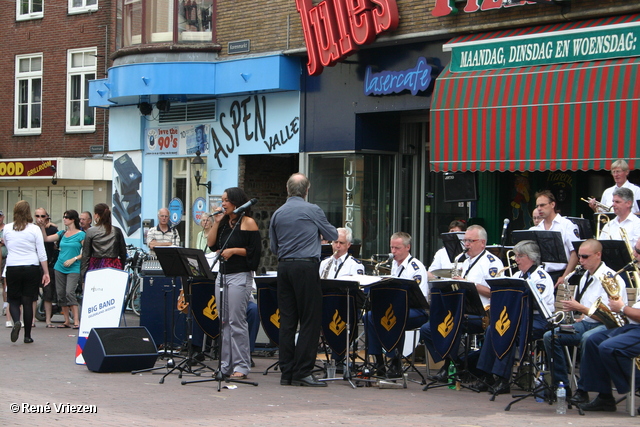 © René Vriezen 2009-07-26 #0003 Politie Bigband Gelderland-Midden Korenmarkt zondag 26 juli 2009