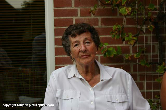 Verjaardag Erna 50 jaar 23-09-07 17 Bij de buren