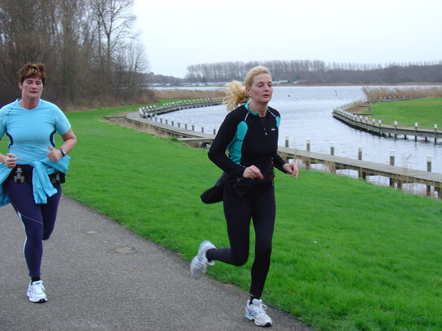 DSC07643 Marleen vd Engel en Sonja v Dijk Oliebollenloop 31 dec 06