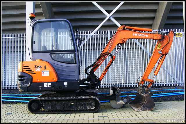Roggen - Groningen  Hitachi  ZaxiS 25  zijkant-bor Wegenbouwmachines