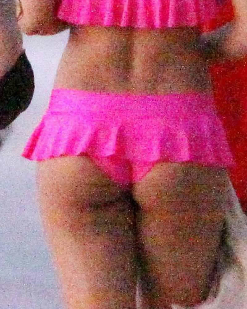 gallery enlarged-rihanna-bikini-wedgie-04 - 