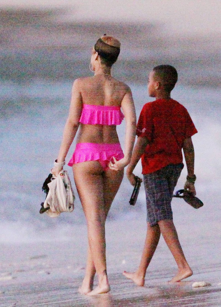 gallery enlarged-rihanna-bikini-wedgie-09 - 